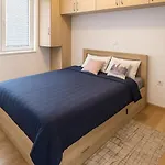 Charming Urban Retreat In 아파트 *